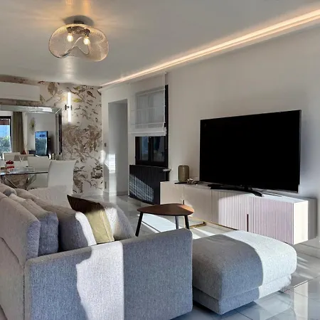 Zenith, Piscine & Paillotte Bambou *